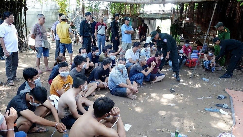 Các đối tượng bị lực lượng công an bắt giữ khi tham gia đánh bạc. (Ảnh: TTXVN)