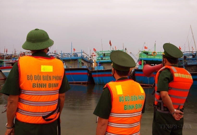Bộ chỉ huy Bộ đội Biên phòng tỉnh Bình Định kêu gọi tàu thuyền khẩn trương vào bờ trú tránh bão số 6. (Ảnh: Nguyên Linh/TTXVN)