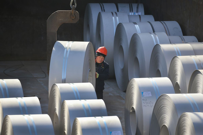 Vận chuyển các cuộn thép lên tàu tại Liên Vân Cảng, tỉnh Giang Tô, Trung Quốc. (Ảnh: THX/TTXVN)