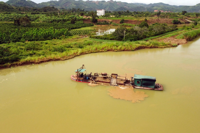 Một tàu khai thác cát trên sông Krông Nô. (Ảnh: Hưng Thịnh/TTXVN)