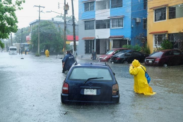 Mưa lớn gây ngập lụt do ảnh hưởng của bão Helene. (Ảnh: REUTERS/TTXVN)