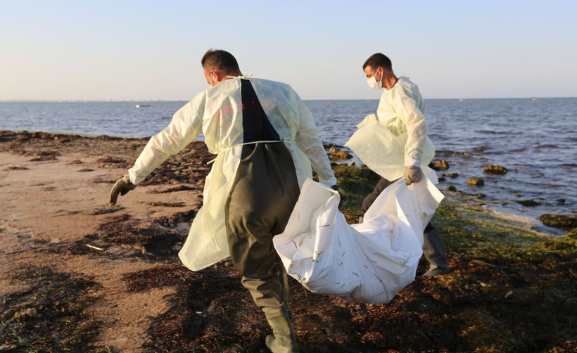 (Tư liệu) Lực lượng cứu hộ chuyển thi thể người di cư. (Ảnh: AFP/TTXVN)