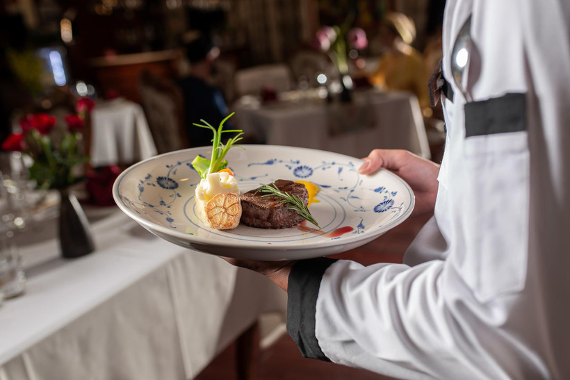 Sẽ có những chuyến đi chúng ta lên kế hoạch du lịch để khám phá món ngon tại nhà hàng Michelin. (Ảnh minh họa: CTV/Vietnam+)