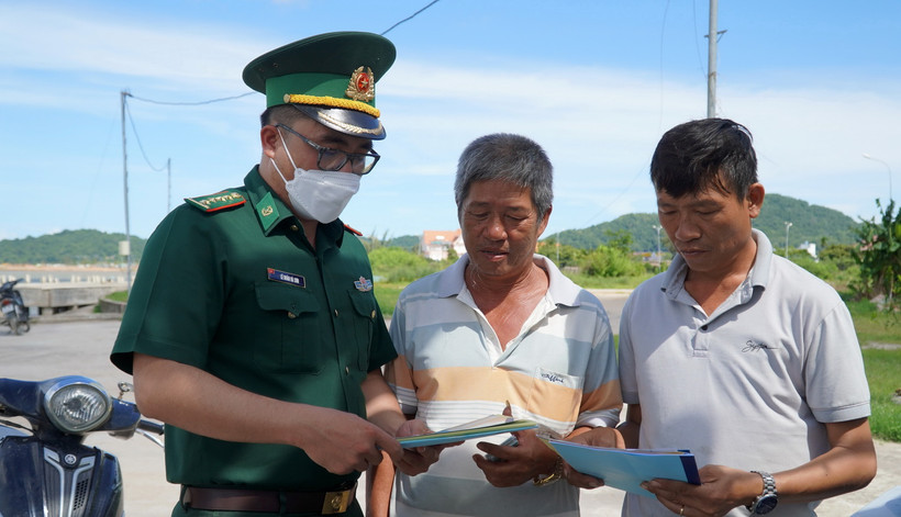 Bộ đội Trạm Kiểm soát Biên phòng Pháo Đài, thành phố Hà Tiên, tỉnh Kiên Giang tuyên truyền chống khai thác IUU đến chủ tàu cá. (Ảnh: Văn Sĩ/TTXVN)