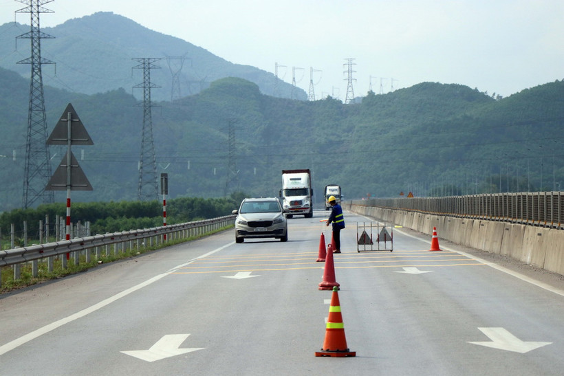 Phân luồng giao thông trên Cao tốc Cam Lộ-La Sơn, đảm bảo an toàn cho lực lượng thi công. (Ảnh: Đỗ Trưởng/TTXVN)