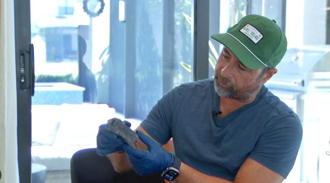 Một vật thể, nặng 700 gram, đã rơi trúng nhà của anh Alejandro Otero. (Nguồn: CNN)