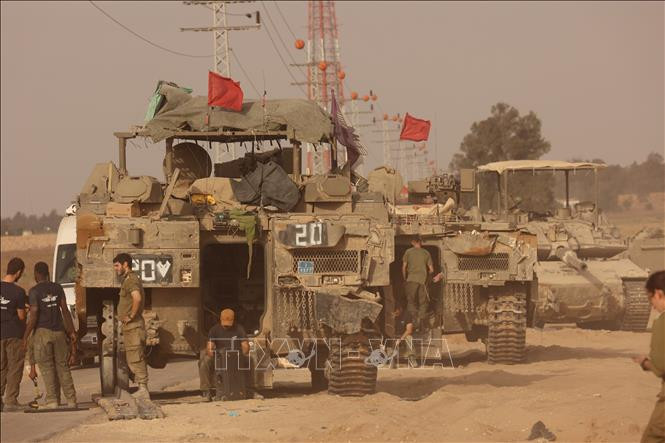 Xe tăng quân đội Israel được triển khai tại khu vực biên giới với Dải Gaza ở miền bắc Israel ngày 27/5/2024. (Ảnh: THX/TTXVN)