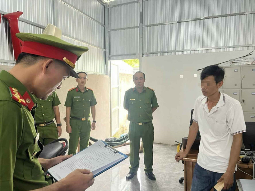 Cơ quan Cảnh sát điều tra, Công an tỉnh Cà Mau đọc quyết định bắt tạm giam bị can Nguyễn Quốc Nhân. (Ảnh: TTXVN phát)