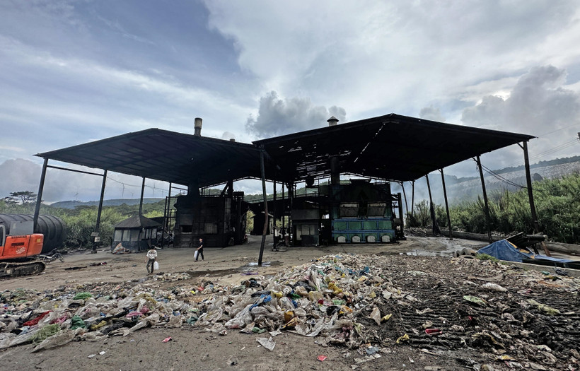 Nhà máy xử lý chất thải rắn Xuân Trường đang hoạt động với 3 dây chuyền tách lọc, 3 lò đốt, công suất xử lý bình quân 350 tấn rác/ngày đêm cho thành phố Đà Lạt và huyện Lạc Dương. (Ảnh: Nguyễn Dũng/TTXVN)