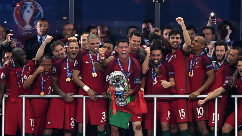 Ronaldo và các đồng đội ăn mừng chức vô địch EURO 2016. (Nguồn: Sky Sport)