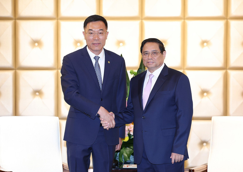 Thủ tướng Phạm Minh Chính tiếp ông Tôn Vinh Khôn, Chủ tịch Công ty Đầu máy toa xe Đại Liên. (Ảnh: Dương Giang/TTXVN)