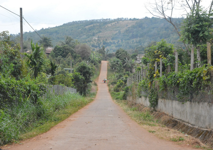 Những tuyến đường bêtông hóa làm thay đổi diện mạo vùng có đạo Tin lành tại buôn ADrơng Prong, xã Cư Pơng, huyện Krông Búk, tỉnh Đắk Lắk. (Ảnh: Tuấn Anh/TTXVN)