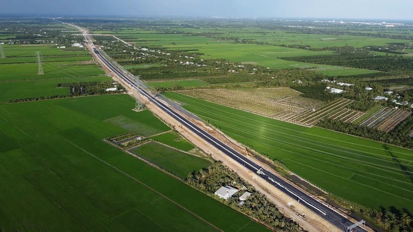 Dự án Cao tốc Mỹ Thuận-Cần Thơ, có tổng chiều dài gần 23km. Tổng mức đầu tư công trình hơn 4.800 tỷ đồng. (Ảnh: Huy Hùng/TTXVN)