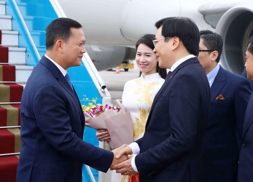 Bộ trưởng, Chủ nhiệm Văn phòng Chính phủ Trần Văn Sơn đón Thủ tướng Campuchia Samdech Moha Bovor Thipadei Hun Manet tại Sân bay Quốc tế Nội Bài. (Ảnh: Phạm Kiên/TTXVN)