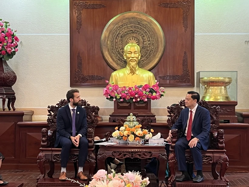 Phó Chủ tịch Ủy ban Nhân dân thành phố Cần Thơ Dương Tấn Hiển tiếp ông Sam Wood - Phó Tổng Lãnh sự Vương quốc Anh tại Thành phố Hồ Chí Minh. (Ảnh: Ánh Tuyết/TTXVN)