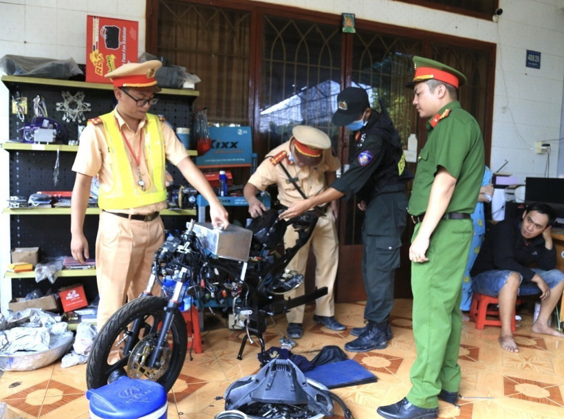 Tổ Công tác kiểm tra một phương tiện môtô độ, chế trái phép. (Ảnh: TTXVN phát)