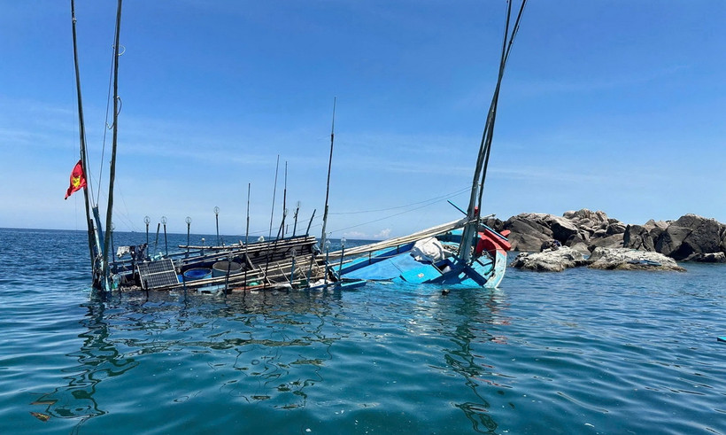 Tàu cá BĐ95008TS tại nơi xảy ra sự cố phá nước. (Ảnh: TTXVN phát)