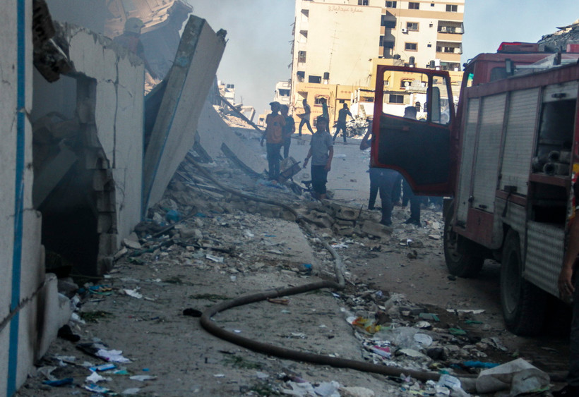 Cảnh đổ nát sau cuộc không kích của Israel xuống một trường học ở Gaza, ngày 21/8. (Ảnh: THX/TTXVN)