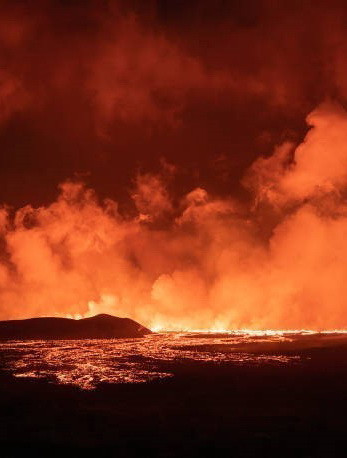 Dung nham phun trào từ núi lửa trên bán đảo Reykjanes của Iceland. (Ảnh: Getty Images/TTXVN)