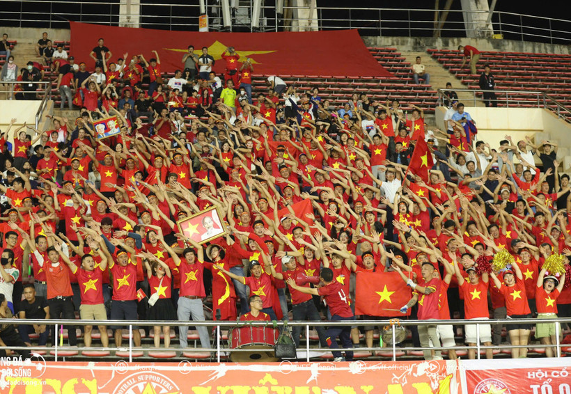 Cổ động viên có thể mua vé trực tiếp các trận đấu sân nhà của Đội tuyển Việt Nam ở vòng bảng ASEAN Cup 2024 tại địa điểm cổng chính Nhà thi đấu Thể dục Thể thao tỉnh Phú Thọ. (Ảnh: VFF)