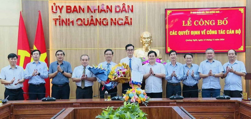 Lãnh đạo Ủy ban Nhân dân tỉnh Quảng Ngãi trao quyết định và tặng hoa chúc mừng Trưởng ban, Phó Trưởng Ban quản lý Khu kinh tế Dung Quất. (Ảnh: TTXVN)