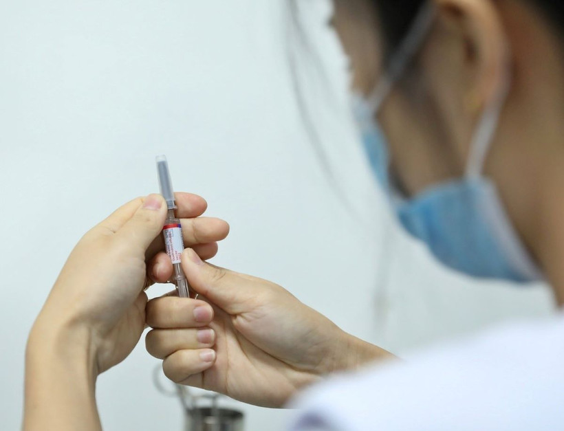 Chuẩn bị tiêm vaccine phòng cúm. (Ảnh: Minh Quyết/TTXVN)