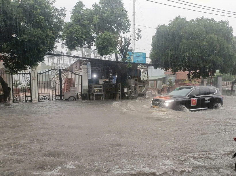 Trận mưa làm ngập khu vực hàng dừa, đường Cách Mạng Tháng Tám, thành phố Thủ Dầu Một, tỉnh Bình Dương hôm 9/11. (Ảnh: Dương Chí Tưởng/TTXVN)