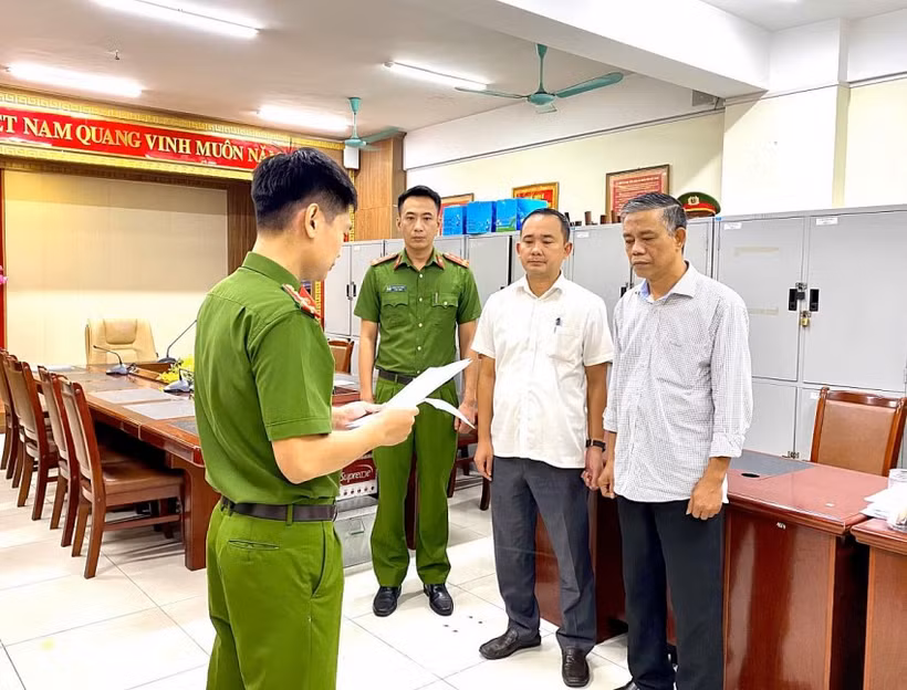 Cơ quan điều tra tống đạt các quyết định tố tụng đối với Hoàng Việt Dũng và Trần Thanh Tùng. (Nguồn: Công an Quảng Ninh)