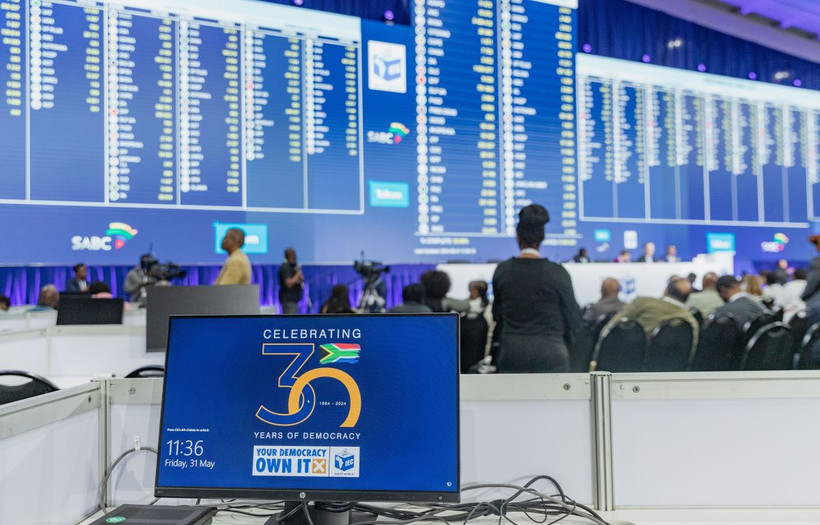 Nhân viên Ủy ban Bầu cử Độc lập (IEC) làm việc tại trung tâm kết quả quốc gia ở Midrand, Nam Phi, ngày 31/5. (Ảnh: THX/TTXVN)