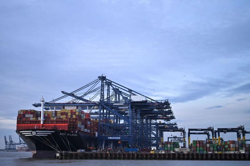 Container hàng hóa được xếp tại cảng ở Felixstowe, Anh. (Ảnh: AFP/TTXVN)