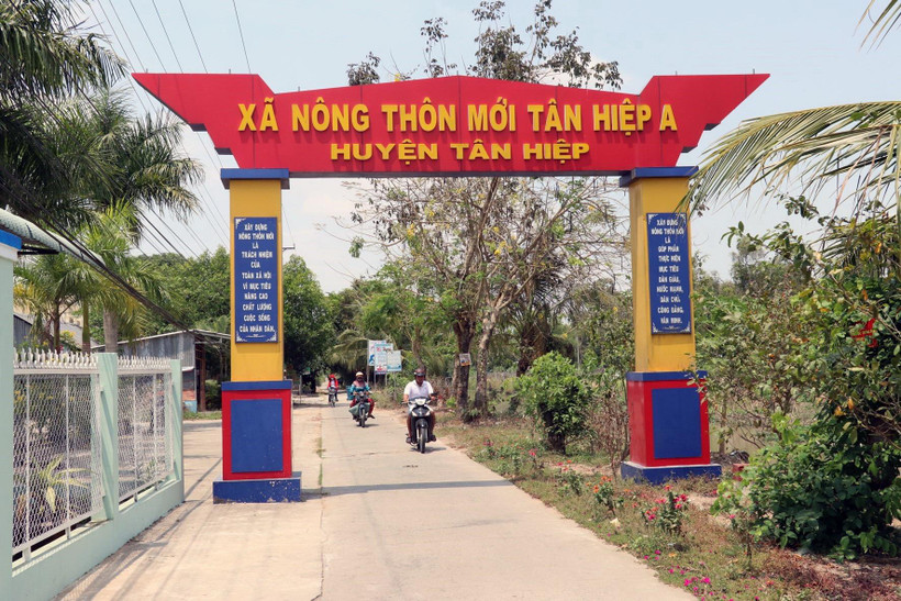 Đường giao thông ở xã nông thôn mới Tân Hiệp A, huyện Tân Hiệp, tỉnh Kiên Giang. Ảnh: Lê Huy Hải/TTXVN)