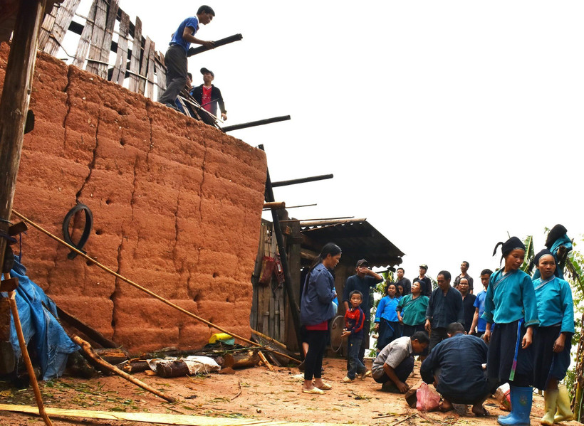 Nhân dân xã Chiến Phố, huyện Hoàng Su Phì khắc phục hậu quả dông lốc kèm theo mưa đá. (Ảnh: Phi Anh/TTXVN)