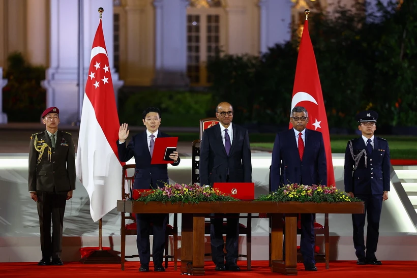 Ông Lawrence Wong (thứ 2, từ trái sang) tuyên thệ nhậm chức Thủ tướng Singapore. (Ảnh: AFP/TTXVN)