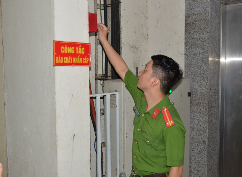 Kiểm tra hệ thống báo động khi xảy ra cháy tại một khu chung cư. (Ảnh: Quốc Dũng/TTXVN)