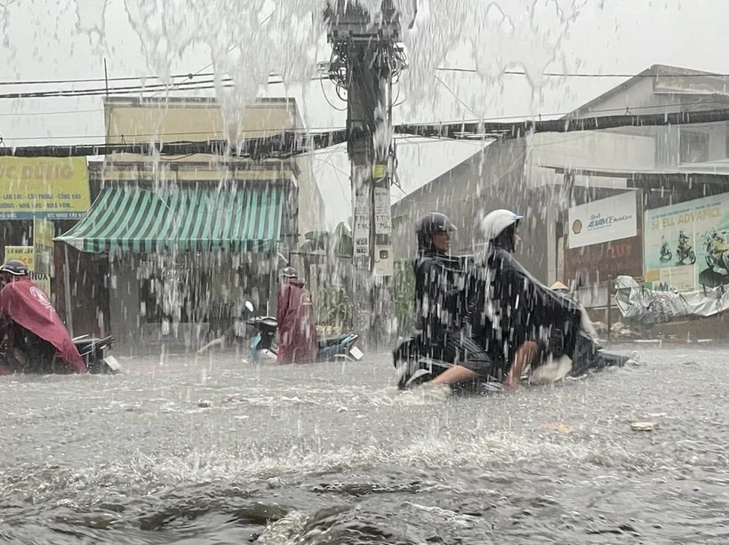 Mưa xối xả khiến đường Tô Ngọc Vân (thành phố Thủ Đức, Thành phố Hồ Chí Minh) chìm trong nước. (Ảnh: Hồng Giang/TTXVN)