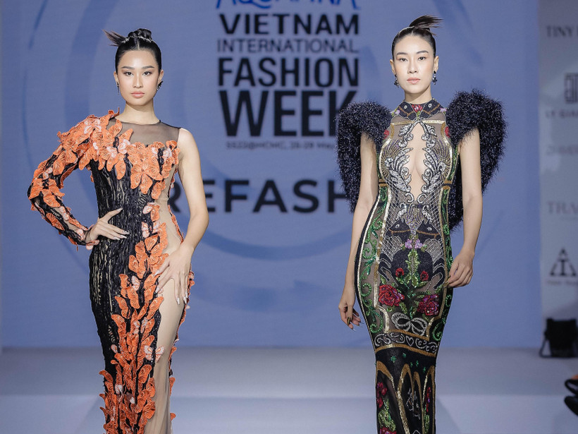 Hai thiết kế trong bộ sưu tập "Bướm hoang" của NTK Hoàng Hải. (Ảnh: CTV/Vietnam+)