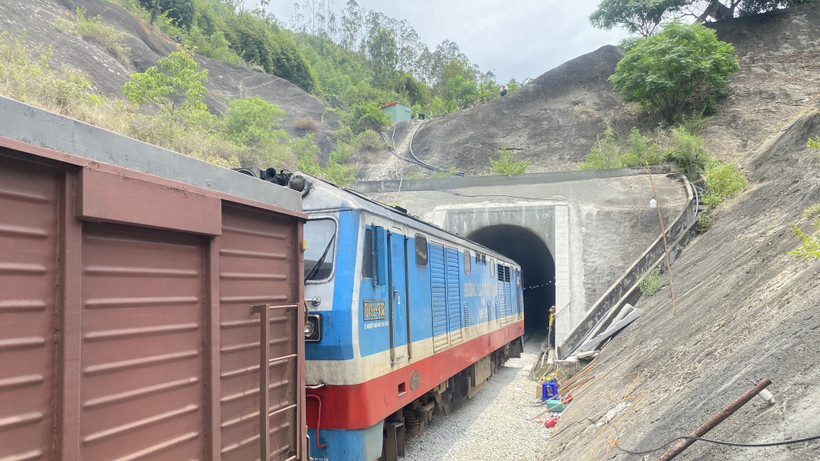 Tàu hàng ASY22 chạy vào hầm đường sắt Chí Thạnh. (Ảnh: Tường Quân/TTXVN)