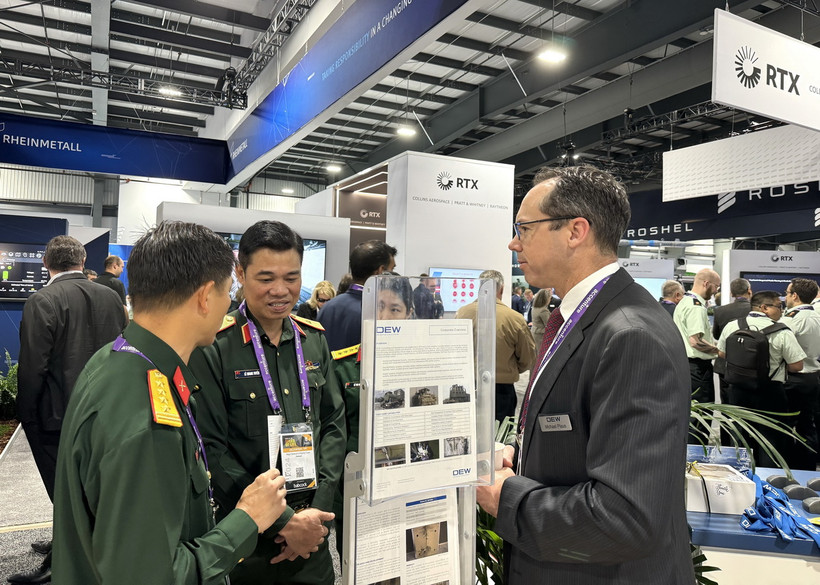 Thiếu tướng Lê Quang Tuyến, Phó Chủ nhiệm Tổng cục Công nghiệp Quốc phòng, trao đổi thông tin với một số doanh nghiệp, tập đoàn có sản phẩm trưng bày tại triển lãm. (Ảnh: Trung Dũng/TTXVN)