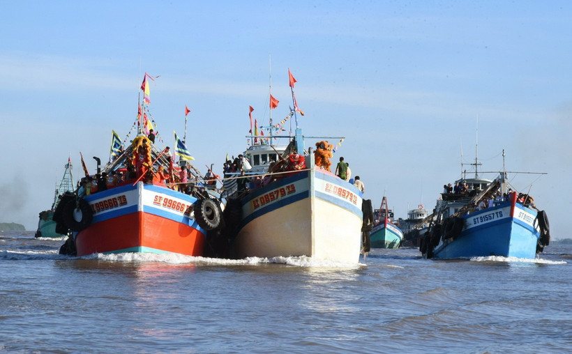 Tàu chính Nghinh Ông được trang bị nhạc, trống, múa lân, kiệu, cờ, đồ cúng tế tại Lễ hội Nghinh Ông Nam Hải. (Ảnh Tuấn Phi/TTXVN)