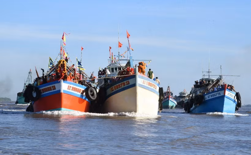 Tàu chính Nghinh Ông được trang bị nhạc, trống, múa lân, kiệu, cờ, đồ cúng tế tại Lễ hội Nghinh Ông Nam Hải. (Ảnh Tuấn Phi/TTXVN)