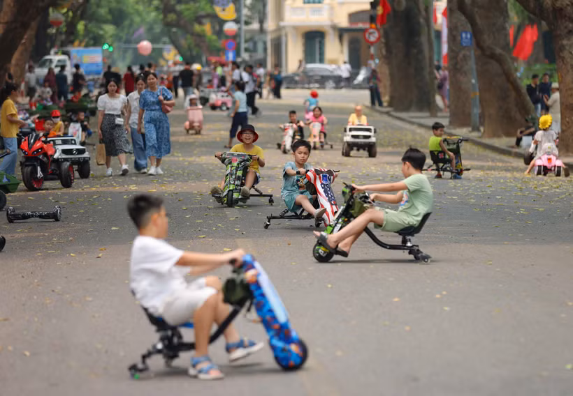 Các em nhỏ vui chơi ở phố đi bộ Hồ Gươm. (Ảnh: Thanh Tùng/TTXVN)