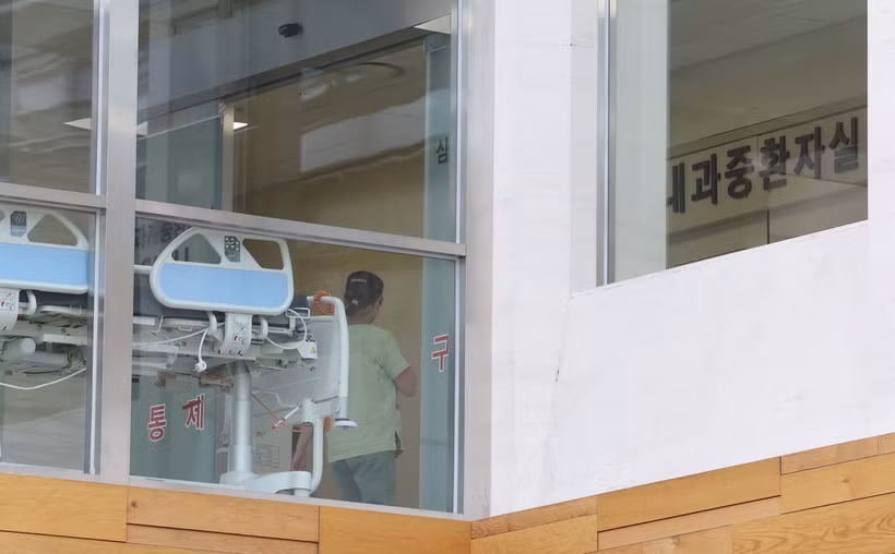 Nhân viên y tế làm việc tại một bệnh viện ở Seoul, Hàn Quốc. (Ảnh: Yonhap/TTXVN)