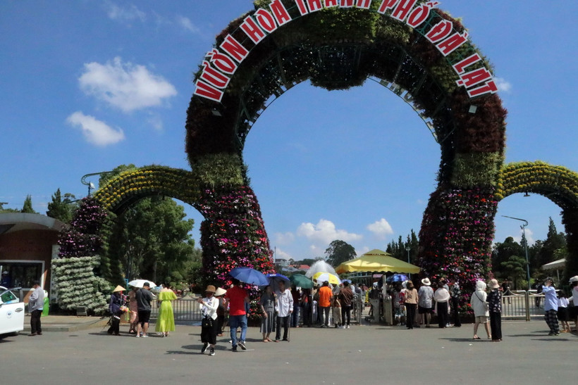 Điểm du lịch Vườn hoa thành phố khá đông du khách tới tham quan. (Ảnh: Chu Quốc Hùng/TTXVN)