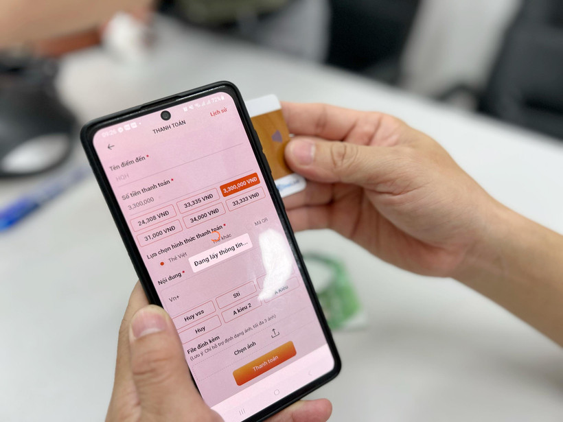 Mỗi chiếc điện thoại smartphone khi cài ứng dụng Quản trị và Kinh doanh Du lịch thuộc hệ sinh thái du lịch thông minh sẽ biến thành một máy POS thanh toán di động. (Ảnh: Mai Mai/Vietnam+)