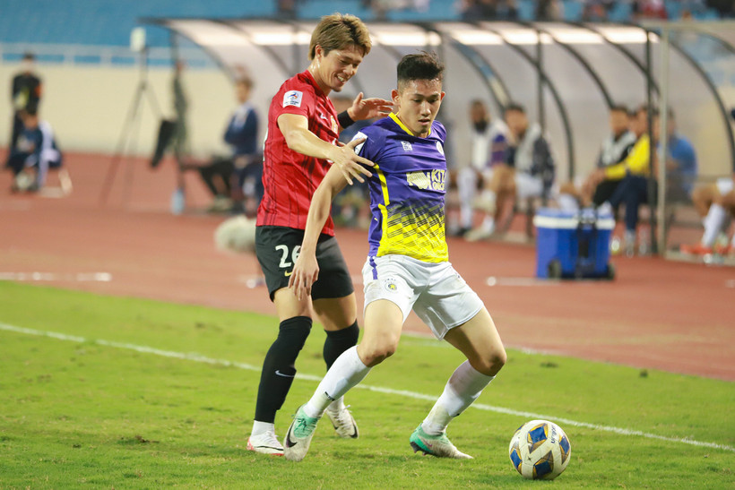 Từ vị trí dự bị của một cầu thủ trẻ, tiền vệ Hai Long (áo tím) dần được ra sân thường xuyên hơn trong màu áo Hà Nội FC trong năm 2023. (Ảnh: Việt Anh/Vietnam+)