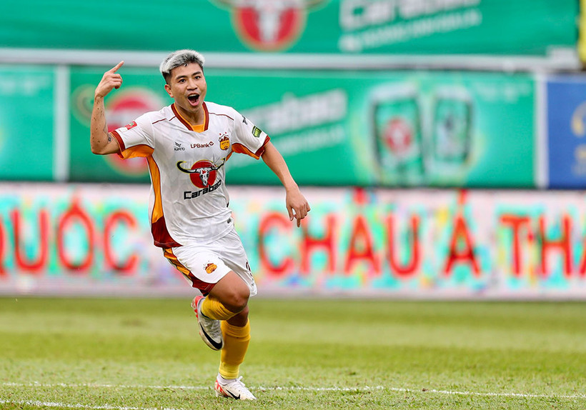 Duy trì phong độ cao trong màu áo LPBank Hoàng Anh Gia Lai, tiền đạo Đinh Thanh Bình được huấn luyện viên Kim Sang-sik triệu tập bổ sung lên Đội tuyển Việt Nam. (Ảnh: VFF)