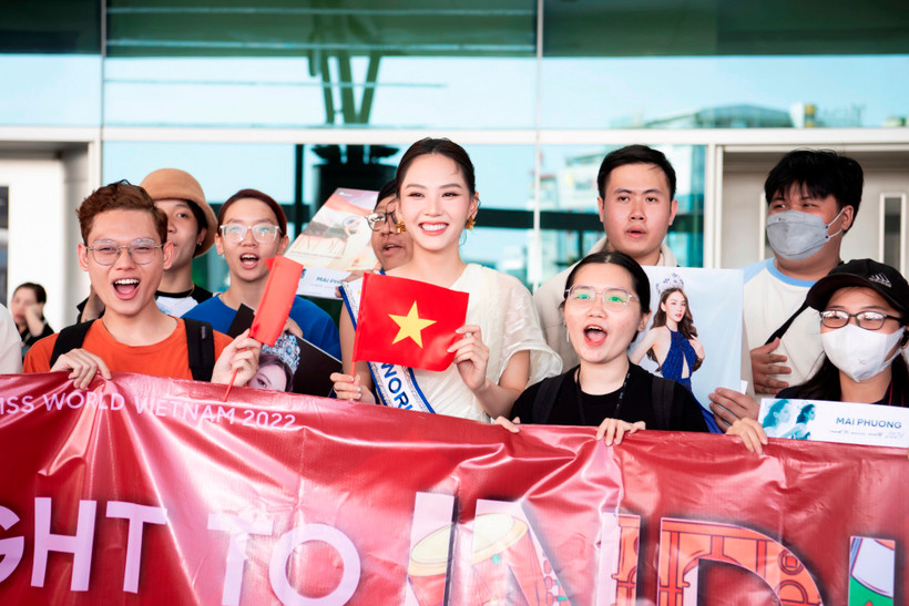 Hoa hậu Mai Phương vừa rời sân bay Tân Sơn Nhất, lên đường dự thi Miss World lần thứ 71 được tổ chức tại Ấn Độ. (Ảnh: CTV/Vietnam+)
