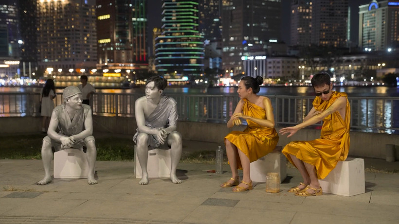 Một "nghề" mới của Thùy Tiên trong "Đu đêm." (Ảnh: CTV/Vietnam+)