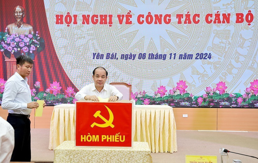 Các đại biểu bỏ phiếu bầu Bí thư Tỉnh ủy Yên Bái nhiệm kỳ 2020-2025. (Ảnh: TTXVN phát)