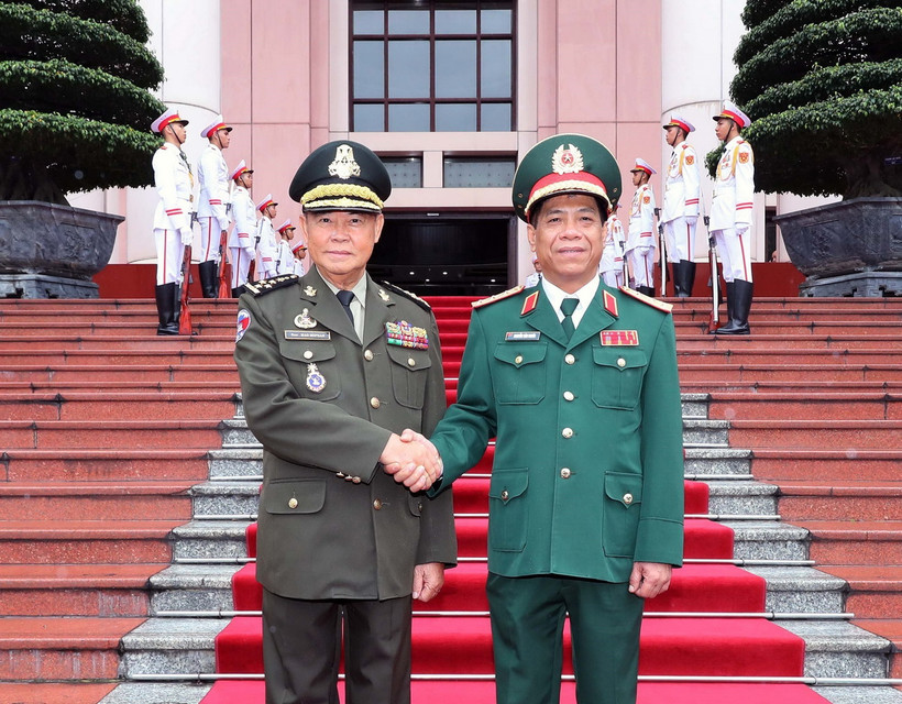 Thượng tướng Nguyễn Văn Nghĩa, Phó Tổng Tham mưu trưởng Quân đội Nhân dân Việt Nam đón Đại tướng Mao Sophan, Phó Tổng Tư lệnh Quân đội kiêm Tư lệnh Lục quân Hoàng gia Campuchia. (Ảnh: Trọng Đức/TTXVN)